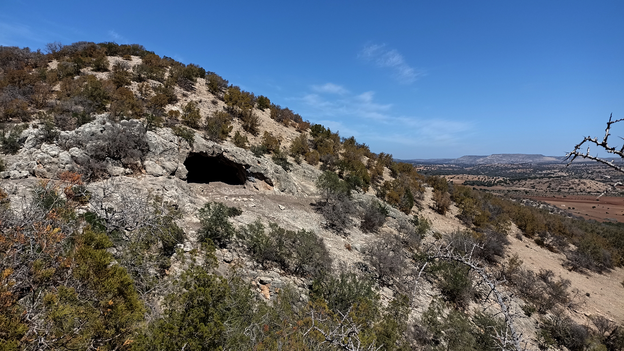 Vue sur la grotte de Bizmoune